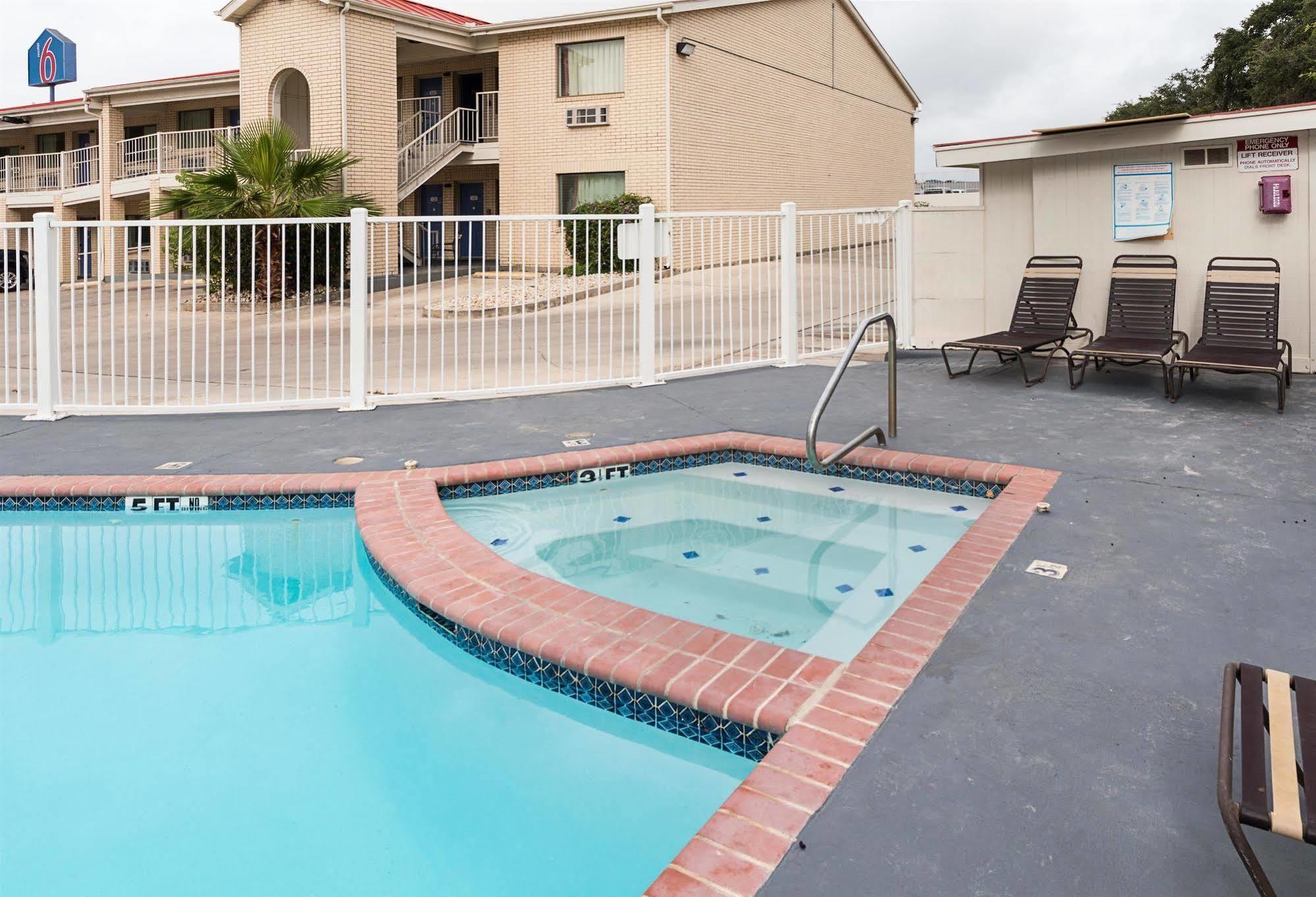 Motel 6-San Antonio, Tx - Fiesta Trails Экстерьер фото